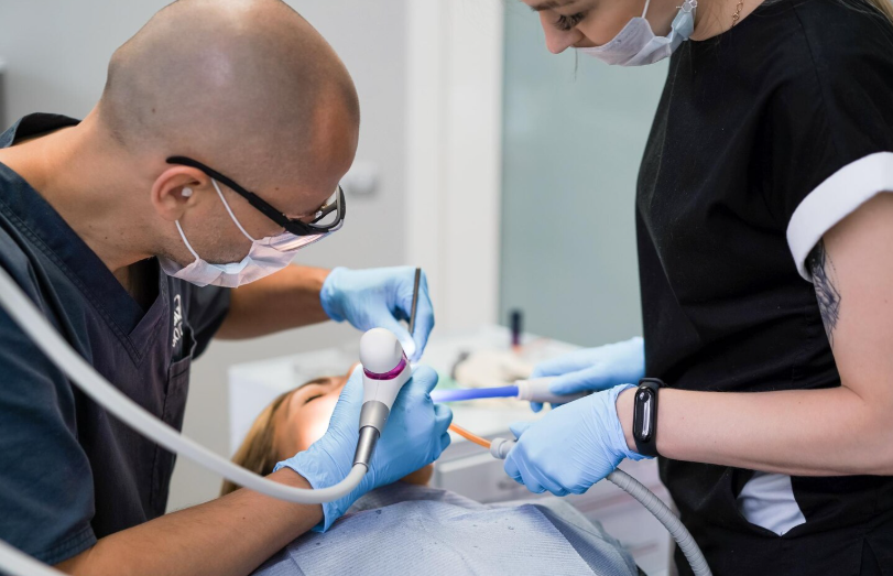 How Emergency Dentists Approach Root Canal Treatment